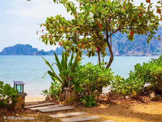 <p>Amatapura Beach Villa 6 is one of a row of luxury beachfront villas located witin a secure gated development on the outskirts of Ao Nang. Has private pool&nbsp;</p>